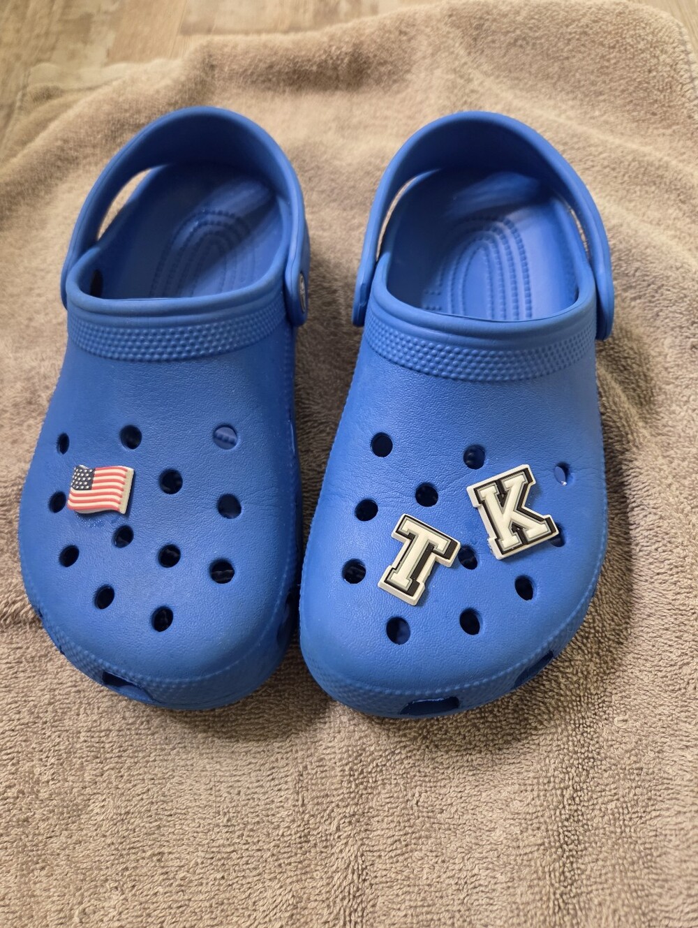 Kids Blue Clog Shoes with Jibbets Size 3 - Picture 6 of 8